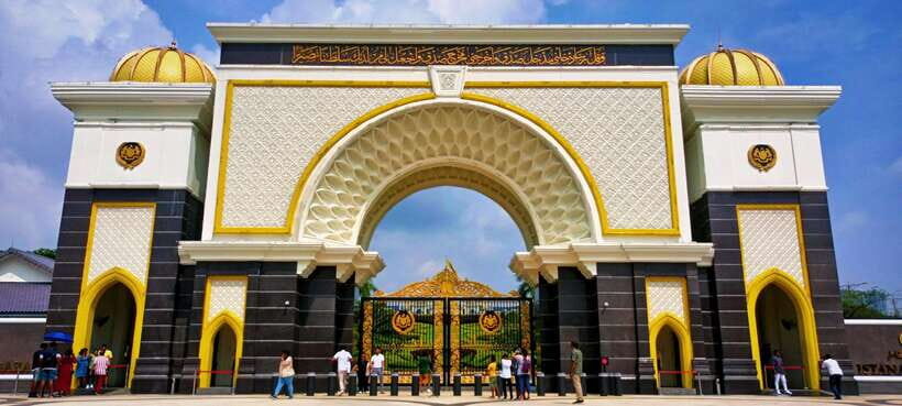 From KLIA or Port Klang: Kuala Lumpur Transit Tour - Merdeka Square and the KL Gallery Area: Independence in Plain Sight