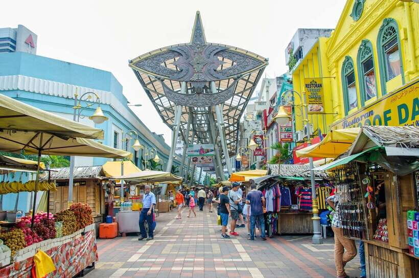 Kuala Lumpur: 4-Hour Authentic Local Markets & Event Tour - Night Bazaars and Hawker Food: Tasting That Actually Helps