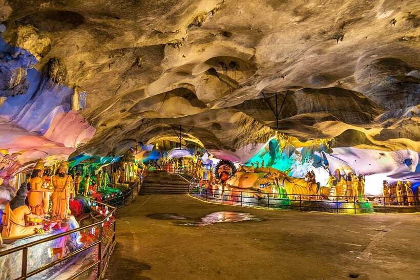 Kuala Lumpur : Batu Caves Private Tour - Batik Factory Visit: A Craft Stop That Makes the Day Stick