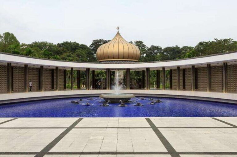 Kuala Lumpur: Full-Day Private City Highlights Tour - Petronas Twin Towers: impressive architecture and the ticket reality