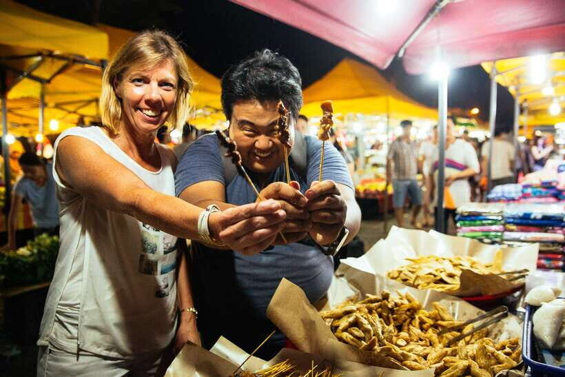 Kuala Lumpur: Local Street Food Night Tour - Stop 1 at Hutong Food Court: Siew Bao and curry puff pastry