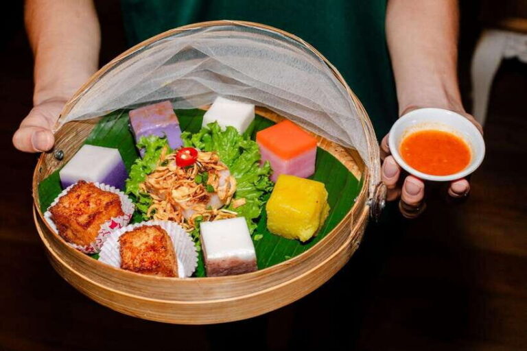 Penang Plates Food Tour with 15+ Tastings - Meeting at Pinang Peranakan Mansion and getting oriented fast