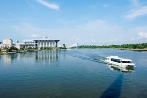 Private Half-Day Putrajaya Tour with Lake Cruise from Kuala Lumpur - Putra Mosque and Perdana Putra: Orientation in the Heart of Government
